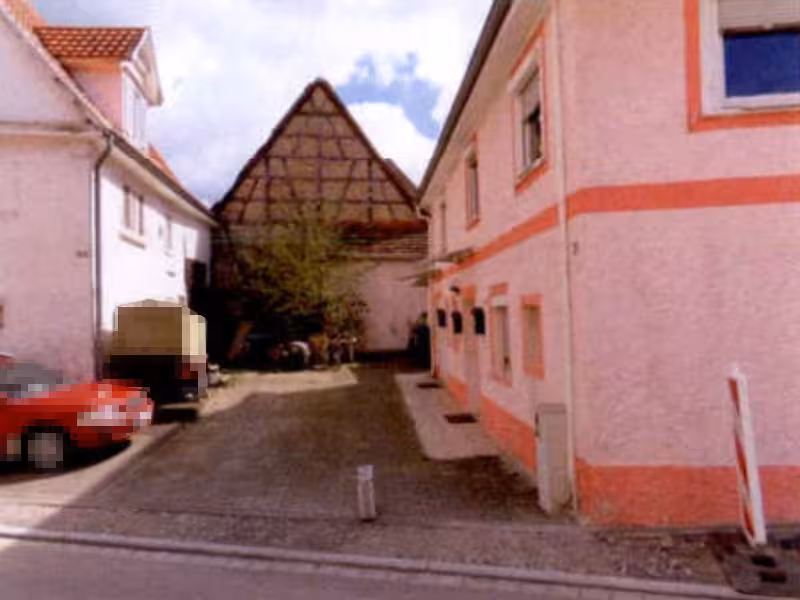 Dreifamilienhaus, Öllagerraum, Scheune und Schuppen (Abbruch empfohlen) in Ofterdingen - Bild 3