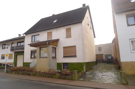 Hofanlage mit 3 Wohneinheiten, zwei Scheunen, Garage und Nebengebäuden in Hombressen - Bild 3