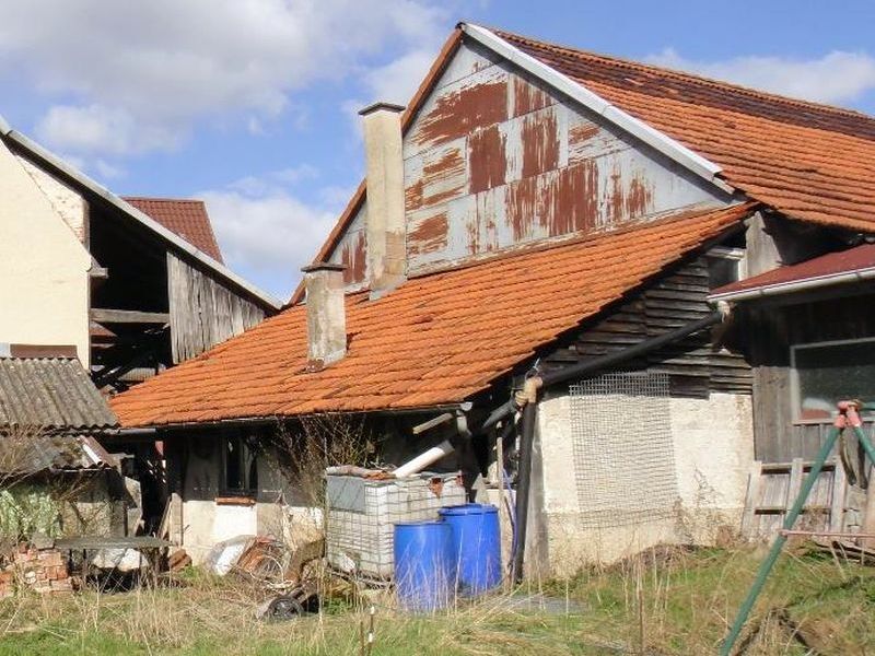 Zweifamilienhaus mit Stall-/Scheuergebäude und Landwirtschaftsfläche in Hattenhofen - Bild 2
