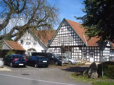 Gebäudekomplex, bestehend aus Wohn- u. wahrscheinlich Lagerbereichen, Doppelcarport in Hauptstraße 9, 32361 Preußisch Oldendorf, Harlinghausen - Bild 1