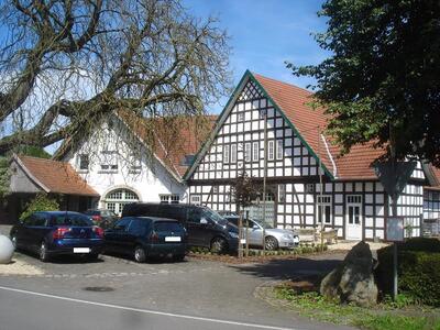 Gebäudekomplex, bestehend aus Wohn- u. wahrscheinlich Lagerbereichen, Doppelcarport in Hauptstraße 9, 32361 Preußisch Oldendorf, Harlinghausen - Bild 1