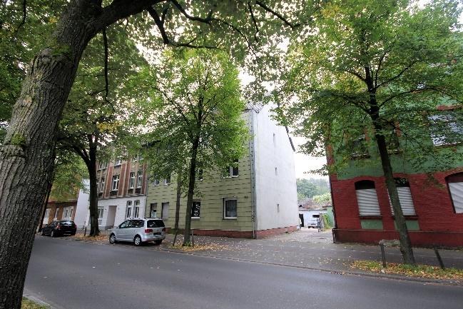Garage, Mehrfamilienhaus, Nebengebäude augenscheinlich baufällig in Marl - Bild 4