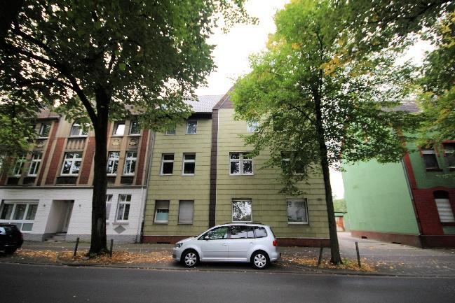 Garage, Mehrfamilienhaus, Nebengebäude augenscheinlich baufällig in Marl - Bild 3