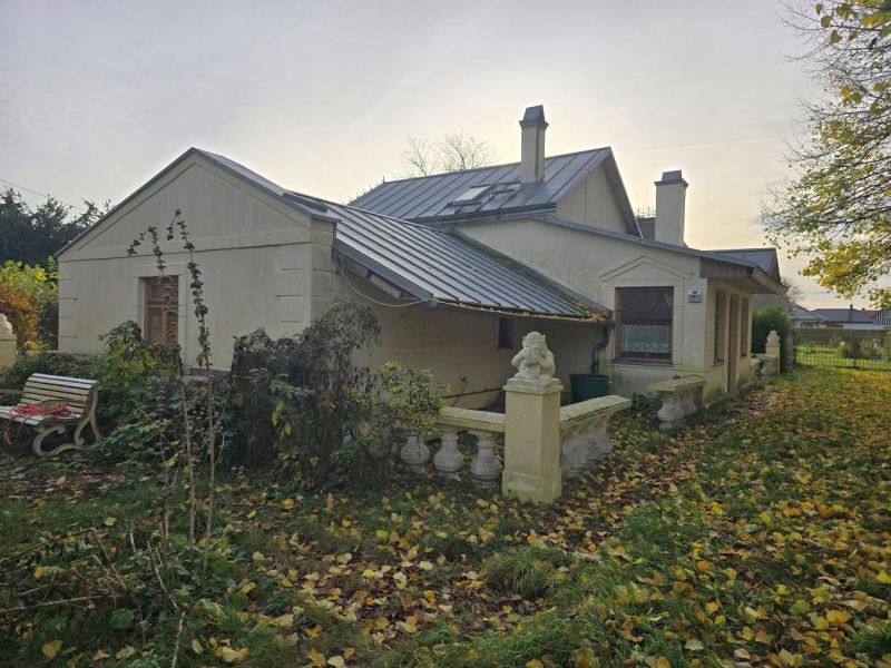 Einfamilienwohnhaus (denkmalgeschützte ehem. Orangerie) und Nebengebäude in Klausdorf - Bild 1