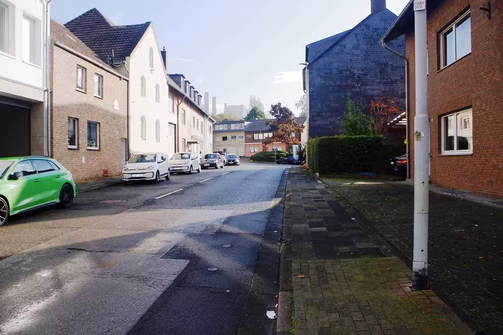 Garage, Einfamilienhaus, Doppelhaushälfte sowie Einzelgarage, zahlreiche schwerwiegende Schäden und Mängel, keine Bauakte, Bestandsschutz unterstellt in Grevenbroich - Bild 7
