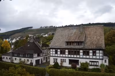 Wohn-/Geschäftshaus, Wirtschaftsgebäude in Lennestraße 6, Winterberger Straße, Westfeld, 57392 Schmallenberg, Oberkirchen - Bild 1
