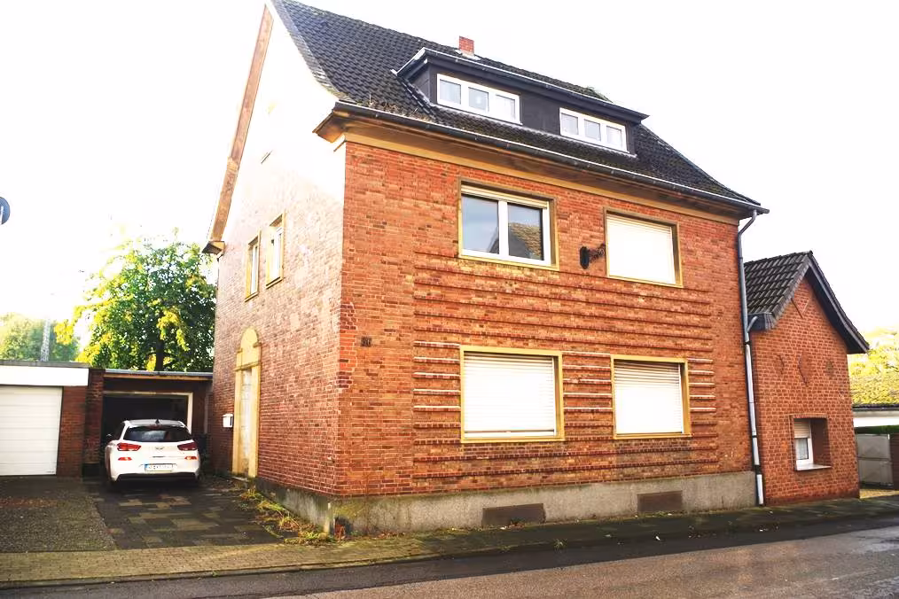Garage, Einfamilienhaus, Doppelhaushälfte sowie Einzelgarage, zahlreiche schwerwiegende Schäden und Mängel, keine Bauakte, Bestandsschutz unterstellt in Grevenbroich - Bild 1