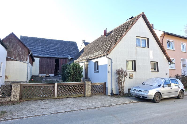 Wohnhaus, Scheune und Nebengebäude in Sugenheim - Bild 1