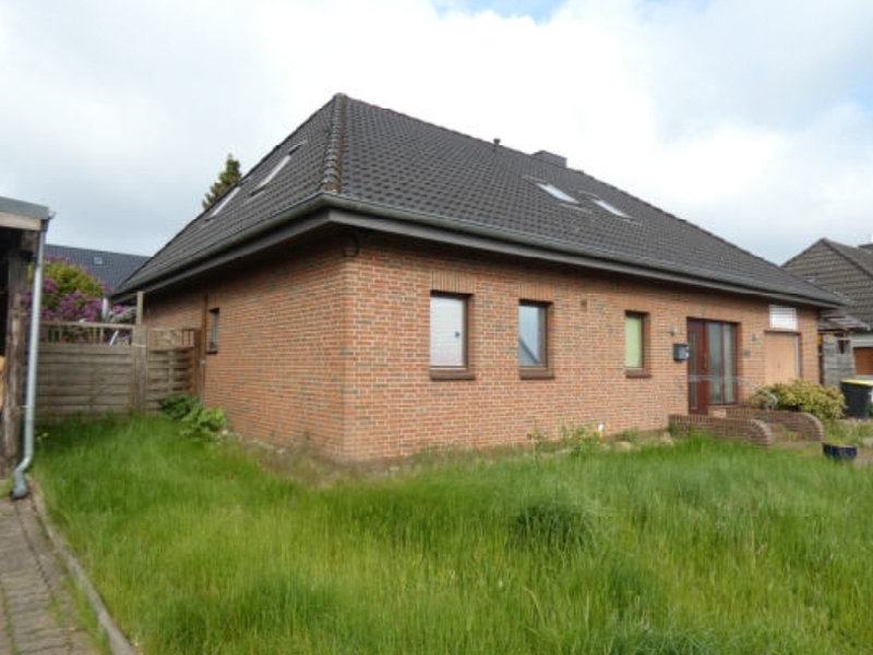 Einfamilienhaus mit integrierter Garage nebst Schuppenanbau in Heide - Bild 2
