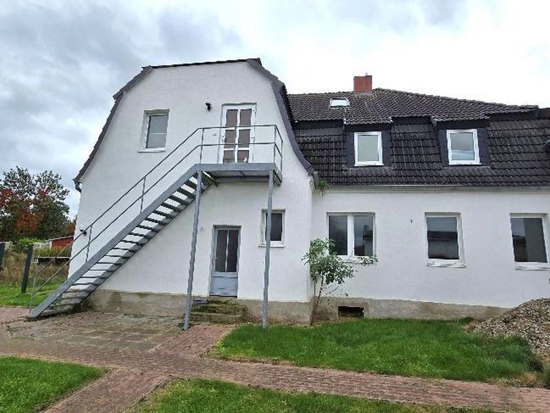 Mehrfamilienhaus mit Nebengebäuden in Laage - Bild 3