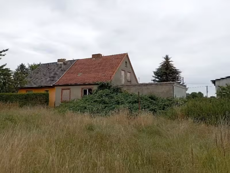 Einfamilienhaus (unbewohnbar durch Brand) und abbruchreife Ruine in Demmin - Bild 3