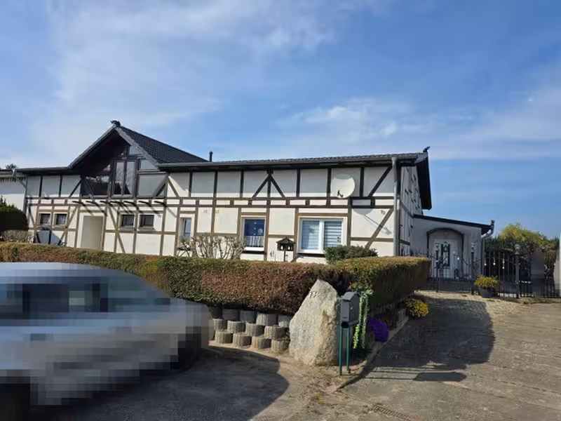 Zweifamilienwohnhaus mit Nebengebäude in Altefähr - Bild 1