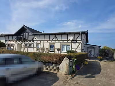 Zweifamilienwohnhaus mit Nebengebäude in Scharpitz 13, 18573 Altefähr - Bild 1