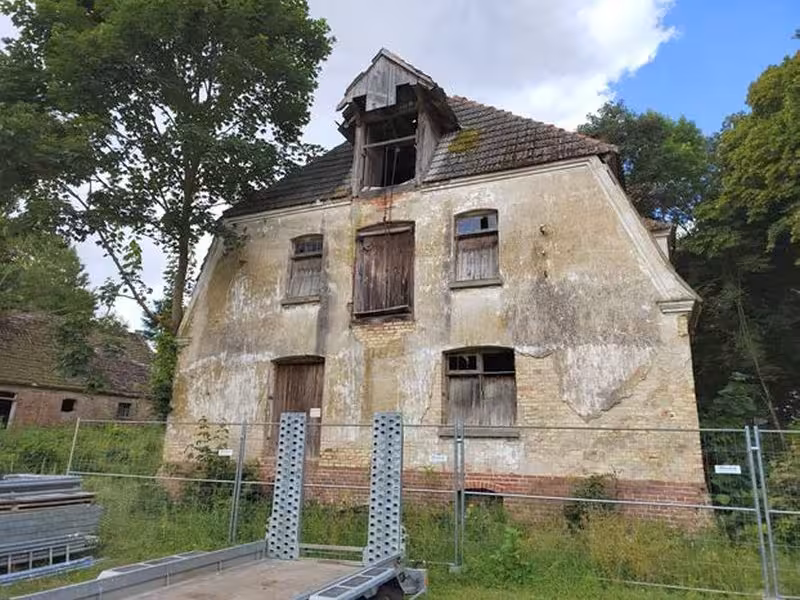 Ruinöses ehem. Wirtschaftsgebäude und ruinöses Nebengebäude in Groß Markow - Bild 2