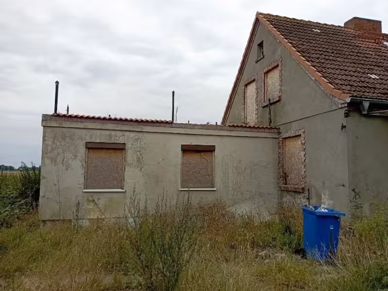 Einfamilienhaus (unbewohnbar durch Brand) und abbruchreife Ruine in Demmin - Bild 2