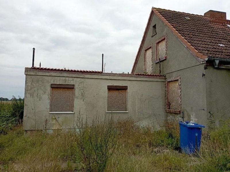 Einfamilienhaus (unbewohnbar durch Brand) und abbruchreife Ruine in Demmin - Bild 2