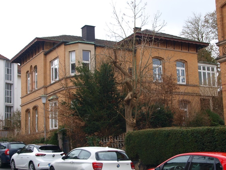 Grundstück mit freistehendem Zweifamilienhaus (Villa) und freistehender Garage in Kassel - Bild 2