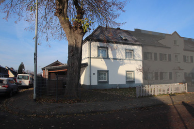 Garage, Einfamilienhaus, nebst ehemaligem Wirtschaftsanbau sowie Carport in von-der-Porten-Straße 44, 41515 Grevenbroich, Grevenbroich - Bild 1