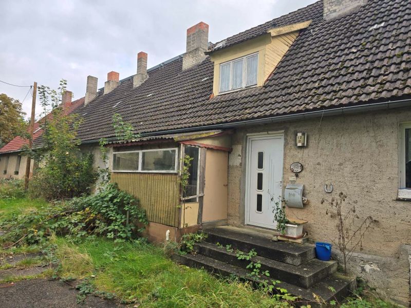 Reihenhaus mit 3 Wohneinheiten und einfachen Nebengebäuden in Schmoldow - Bild 1