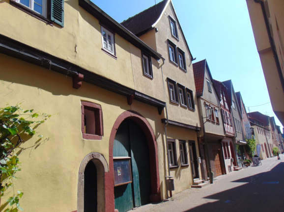 Grundstück bebaut mit denkmalgeschütztem Wohnhaus; Grundstück bebaut mit Anbau in Karlstadt - Bild 1