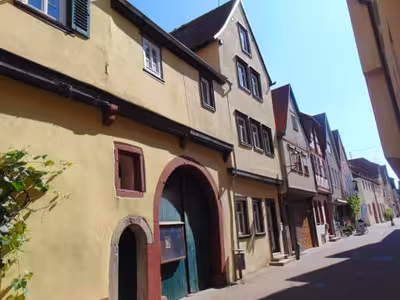 Grundstück bebaut mit denkmalgeschütztem Wohnhaus; Grundstück bebaut mit Anbau in Schulgasse 3, 97753 Karlstadt - Bild 1