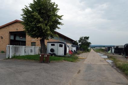 Erbbaurechtsgrundstück bebaut mit einem Reiterhof in Wallau - Bild 4