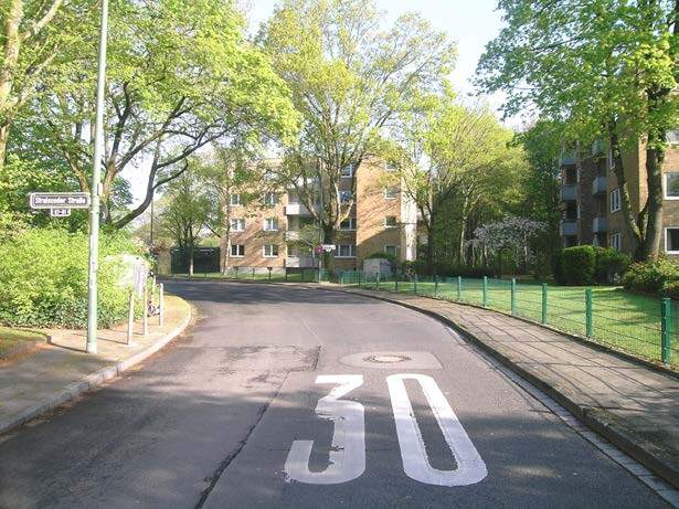 Eigentumswohnung sowie Tiefgaragen-Stellplatz in Düsseldorf - Bild 3