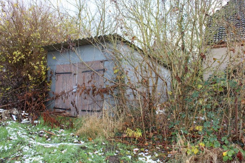 Wohnhaus mit Nebengebäuden und unbebaute Grundstücke in Neubrandenburg - Bild 2